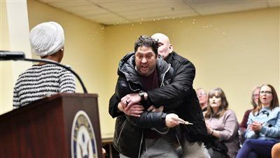 «رشها بسائل مجهولة».. ماذا حدث للنائبة الأمريكية إلهان عمر خلال فعالية في ولاية مينيسوتا؟ - الخليج الان