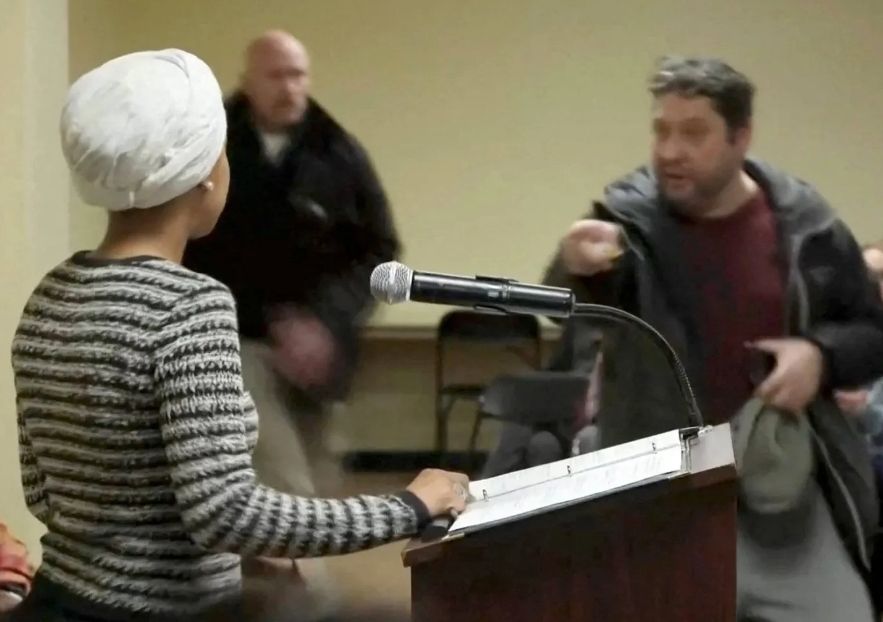 «رشها بسائل مجهولة».. ماذا حدث للنائبة الأمريكية إلهان عمر خلال فعالية في ولاية مينيسوتا؟ - الخليج الان