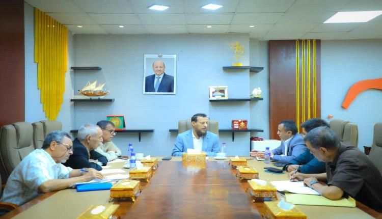 محافظ عدن يوجّه باتخاذ إجراءات صارمة ضد أي محاولات للاحتكار أو التلاعب بالأسعار