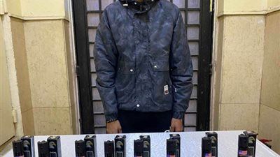 ضبط طالب يبيع صواعق كهربائية عبر مواقع التواصل بالقاهرة - الخليج الان