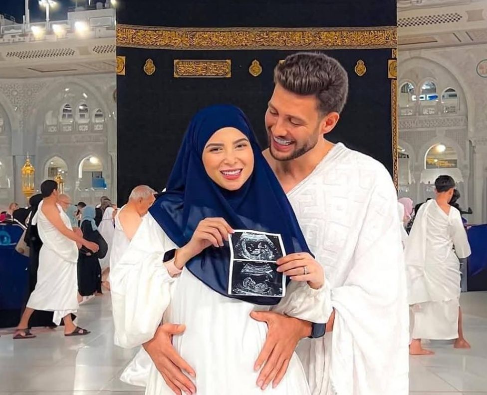 وفاة ابن البلوجر جهاد البنا بعد شهر من ولادته: حالته كانت بتسوء كل يوم - الخليج الان