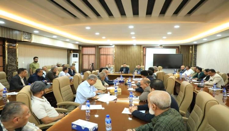 محافظ عدن يشدد على تكثيف النزول الميداني والرقابة لتحسين كفاءة الأداء المؤسسي