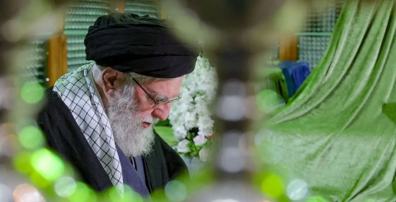 «ستشعل المنطقة».. خامنئي يحذر واشنطن من شن هجوم ضد إيران - الخليج الان