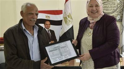 «التعليم حياة».. عم عطية يثبت أن العمر لا يقف أمام الحلم وينجح في الصف الأول الإعدادي - الخليج الان