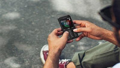 خيانة التكنولوجيا.. جيل زد يهرب من الخوارزميات ويعود إلى الهواتف الغبية - الخليج الان