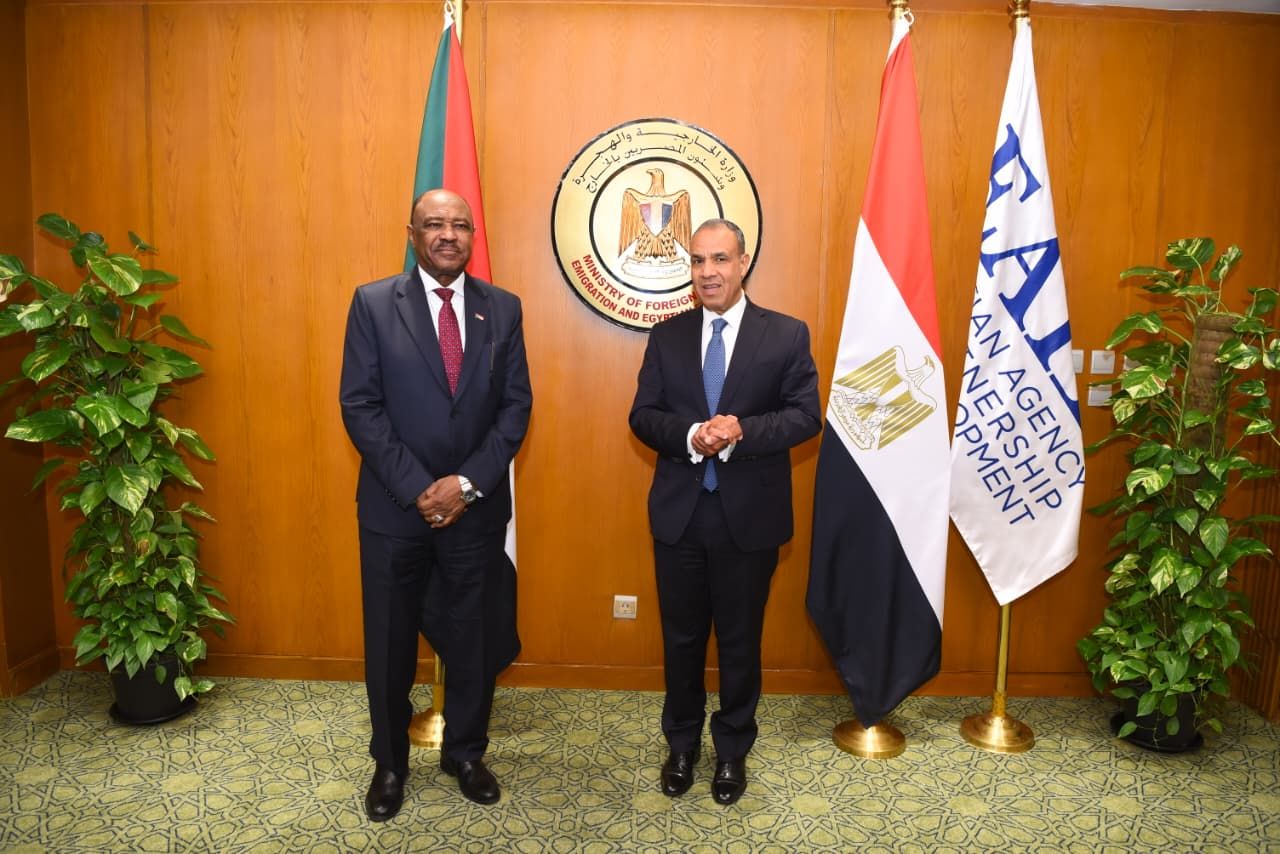 وزير الخارجية ونظيره السوداني يكرمان الفريق الطبي المصري المشارك في قافلة السودان|صور - الخليج الان