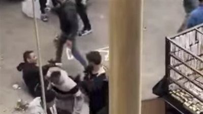 سنجة وشوم في وضح النهار.. فحص فيديو مشاجرة عنيفة بمنطقة فيصل - الخليج الان