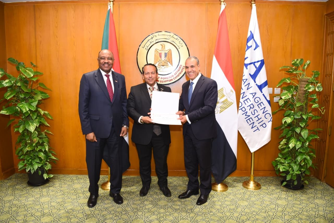 وزير الخارجية ونظيره السوداني يكرمان الفريق الطبي المصري المشارك في قافلة السودان|صور - الخليج الان