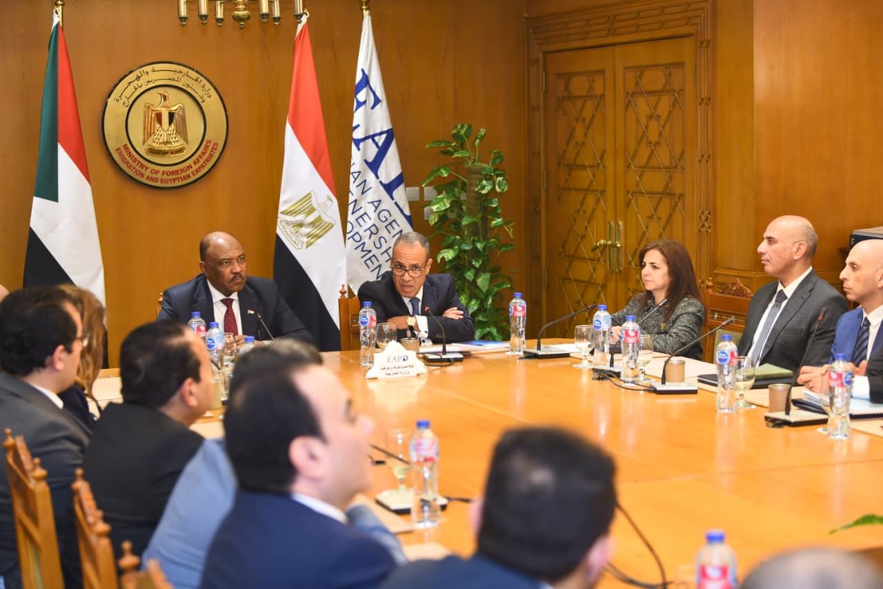 وزير الخارجية ونظيره السوداني يكرمان الفريق الطبي المصري المشارك في قافلة السودان|صور - الخليج الان