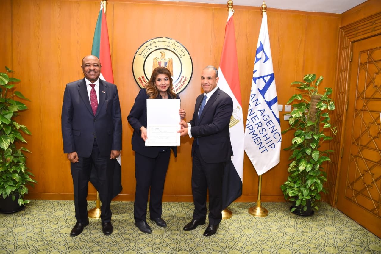 وزير الخارجية ونظيره السوداني يكرمان الفريق الطبي المصري المشارك في قافلة السودان|صور - الخليج الان