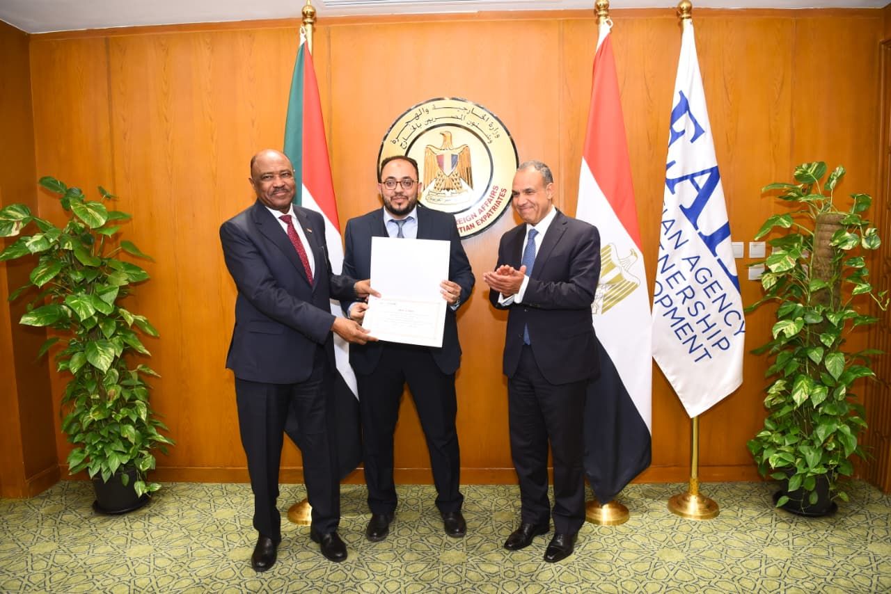 وزير الخارجية ونظيره السوداني يكرمان الفريق الطبي المصري المشارك في قافلة السودان|صور - الخليج الان