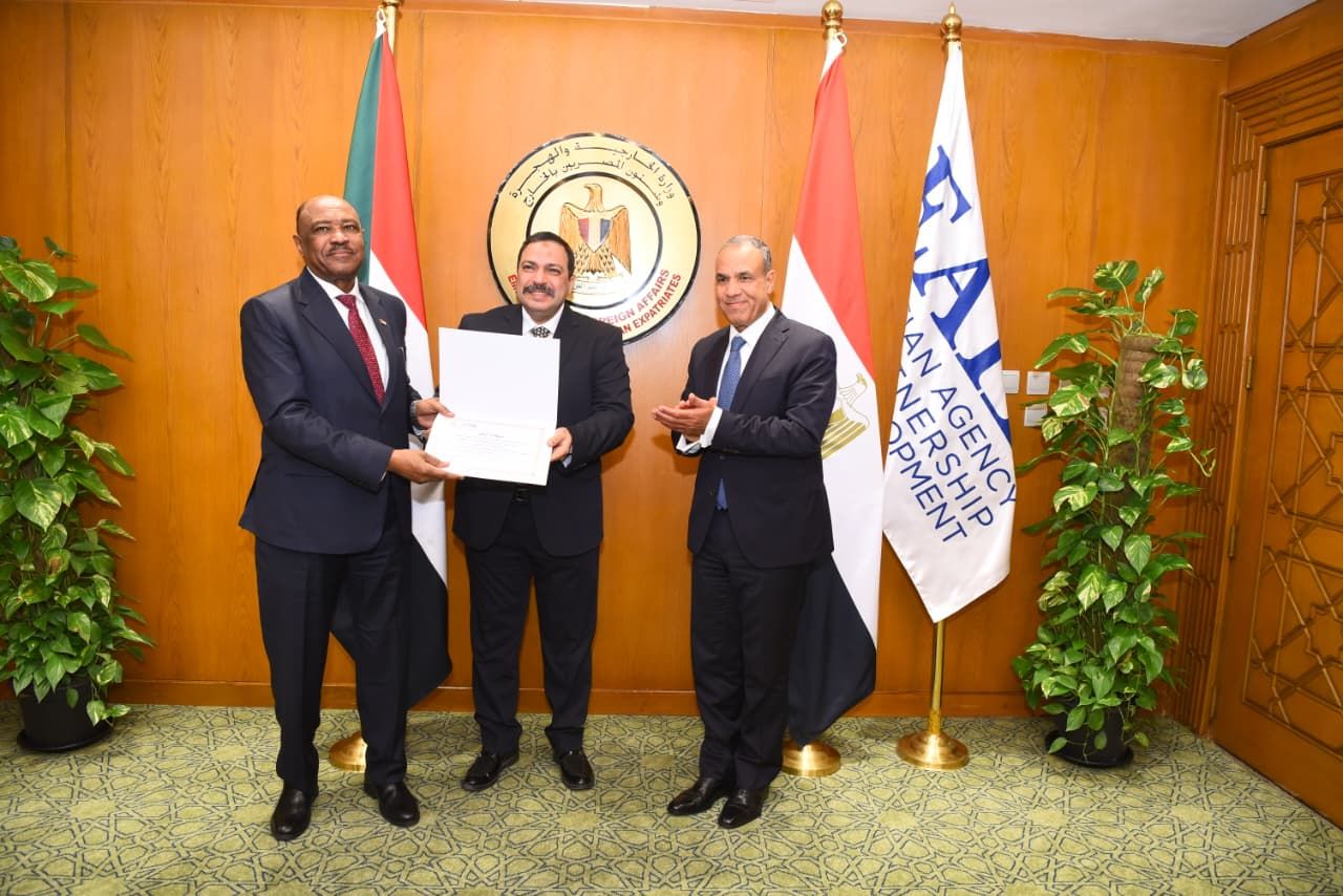 وزير الخارجية ونظيره السوداني يكرمان الفريق الطبي المصري المشارك في قافلة السودان|صور - الخليج الان