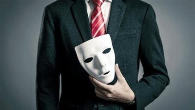 ضبط شخص انتحل صفة رجل شرطة للنصب على مواطنة عبر تطبيقات الهاتف المحمول.. عقوبة تصل للحبس والغرامة......مبيت - الخليج الان