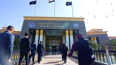 عروض قتالية ومهارات فروسية تبهر وفد الدبلوماسية الشبابية داخل أكاديمية الشرطة - الخليج الان