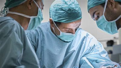 ثورة طبية غير مسبوقة..أطباء يبقون مريضا حيا بعد إزالة رئتية بالكامل - الخليج الان