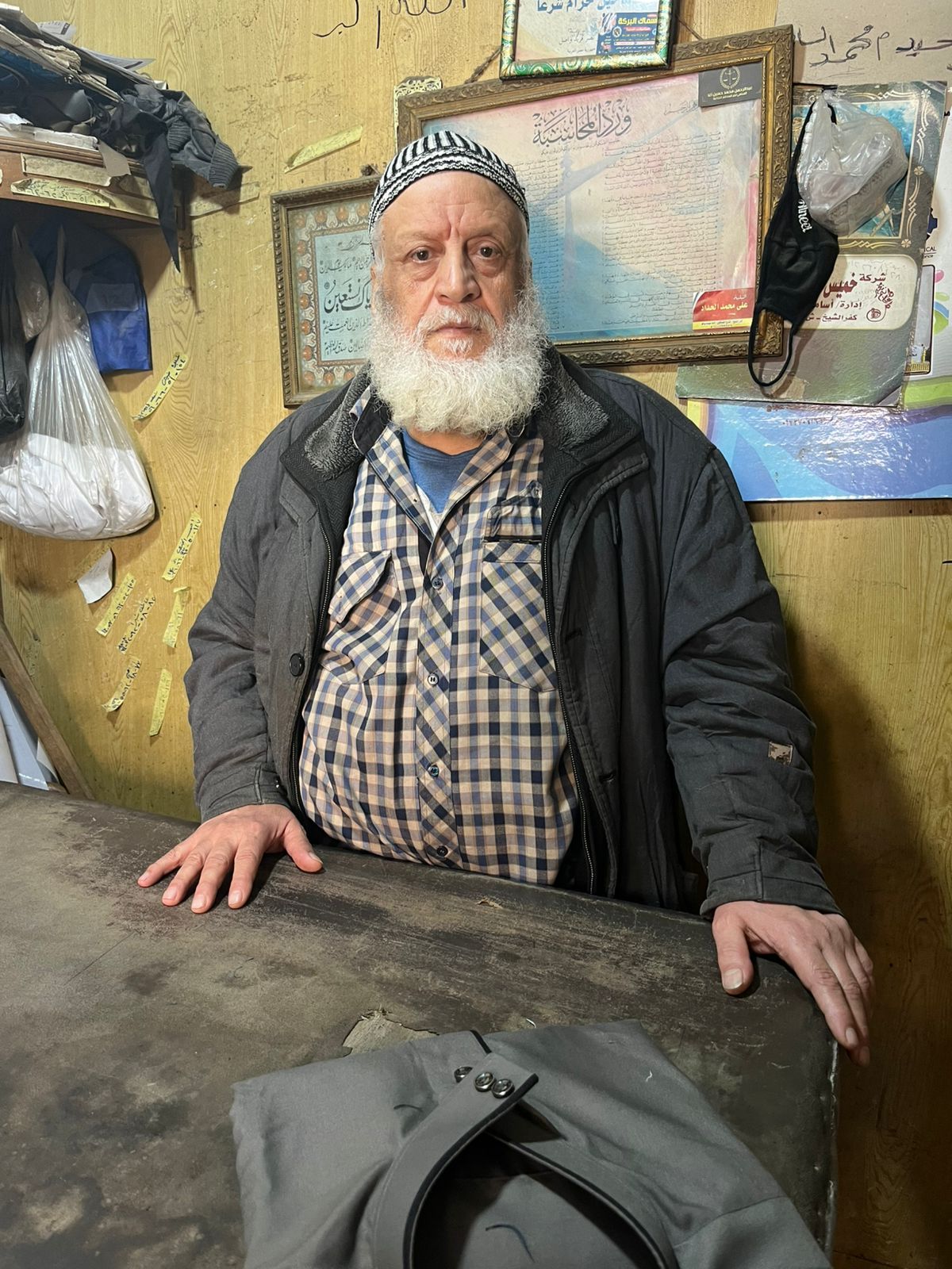 خمسون عامًا من الكفاح .. حكاية السايس خلف ماكينة الخياطة بكفرالشيخ - الخليج الان