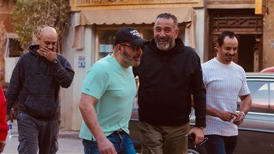 أحمد السقا يزور موقع تصوير مسلسل مناعة لدعم هند صبري وفريق العمل.. صور - الخليج الان