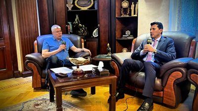 "خدم بلده باجتهاد".. احمد شوبير يوجه رسالة لـ أشرف صبحي بعد اقترابه من الرحيل عن منصبه - الخليج الان