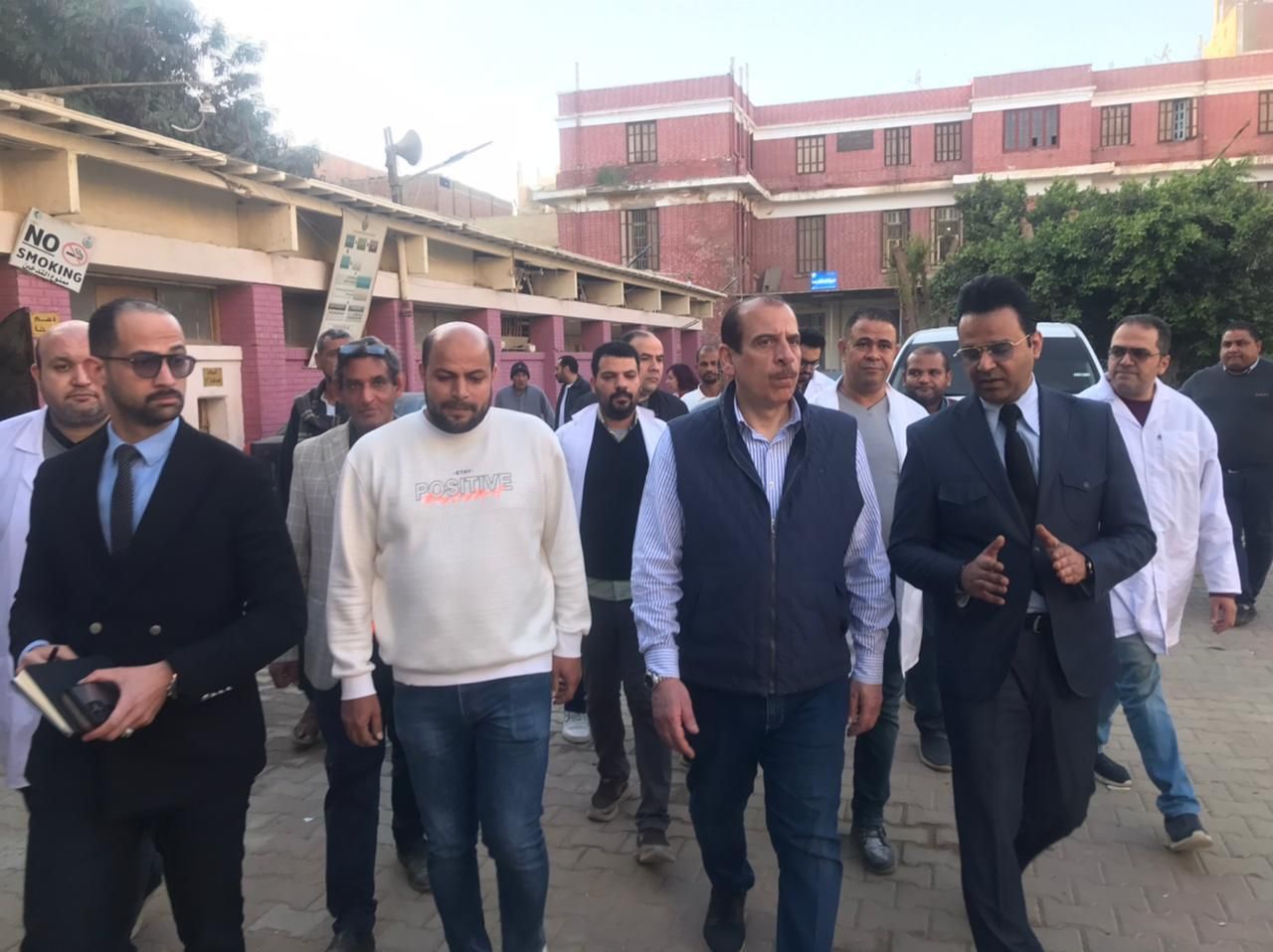 نائب وزير الصحة يجري جولة تفقدية للمنشآت الطبية بسوهاج ويوجه بتلافي السلبيات خلال أسبوع - الخليج الان