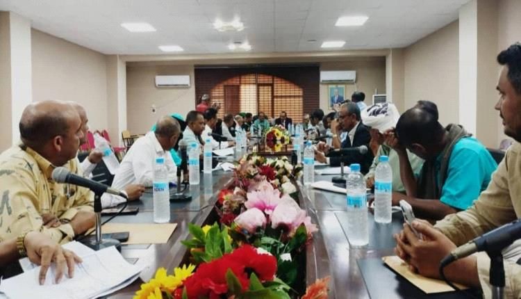 تنفيذي لحج يشدد على الانضباط الوظيفي ويناقش وضع الكهرباء والمياه