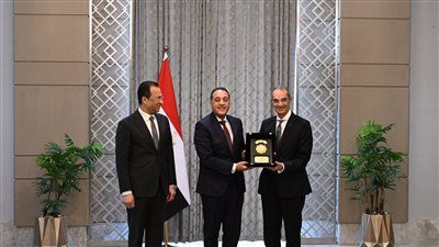 رئيس الوزراء يكرم الدكتور عمرو طلعت تقديرًا لإنجازاته في وزارة الاتصالات - الخليج الان