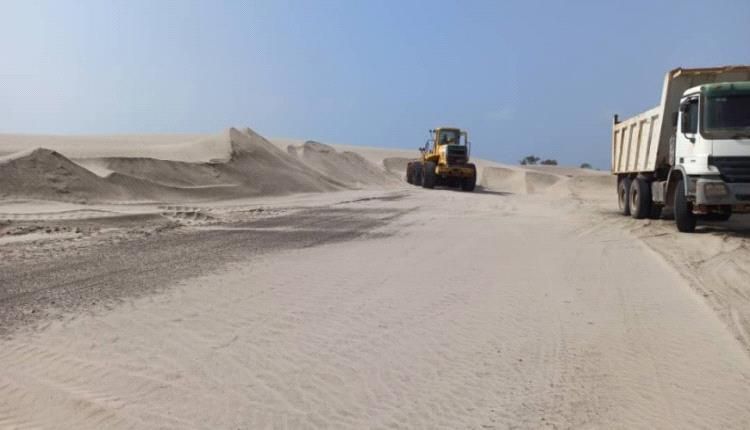 لإنهاء معاناة المسافرين.. الفرق الفنية تباشر تأهيل شريان الحياة الدولي الرابط بين عدن وأبين