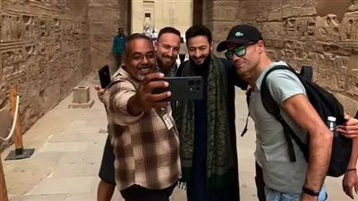 إلتفاف السائحين حول حمادة هلال لالتقاط الصور معه أثناء تصوير مسلسل المداح 6 - الخليج الان