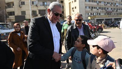 محافظ الغربية يتواجد بين المواطنين لضبط حركة المواصلات بشوارع طنطا - الخليج الان