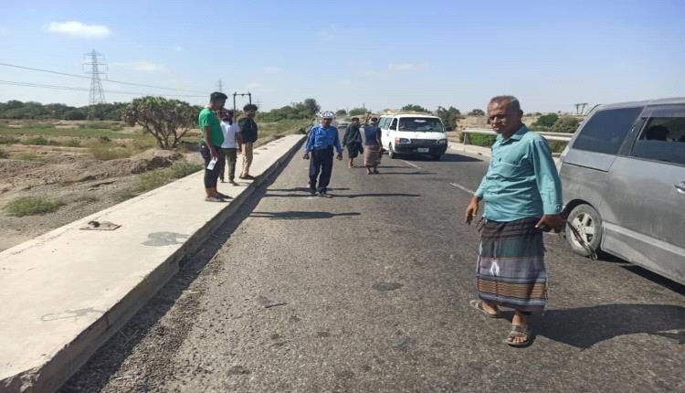 إصابة امرأة وطفلها بحادث مروري على جسر الحسيني بلحج