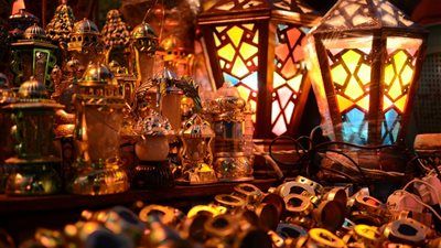 أغرب من الخيال.. عادات استقبال شهر رمضان بين سحب الكراسي وأكل البطيخ - الخليج الان