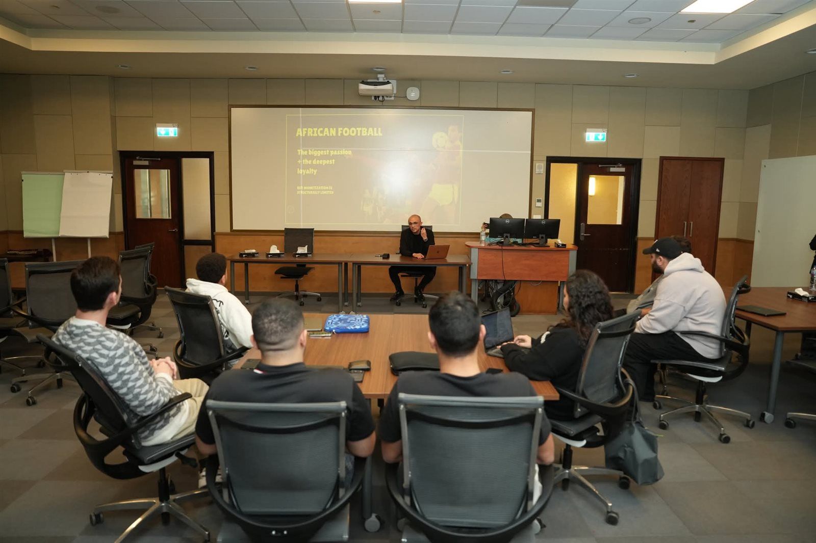 النائب أحمد حسام عوض يقود إطلاق تحدي التعلم الدولي «COIL» لتعزيز التسويق الرياضي بين الجامعة الأمريكية وجامعة مانشستر - الخليج الان