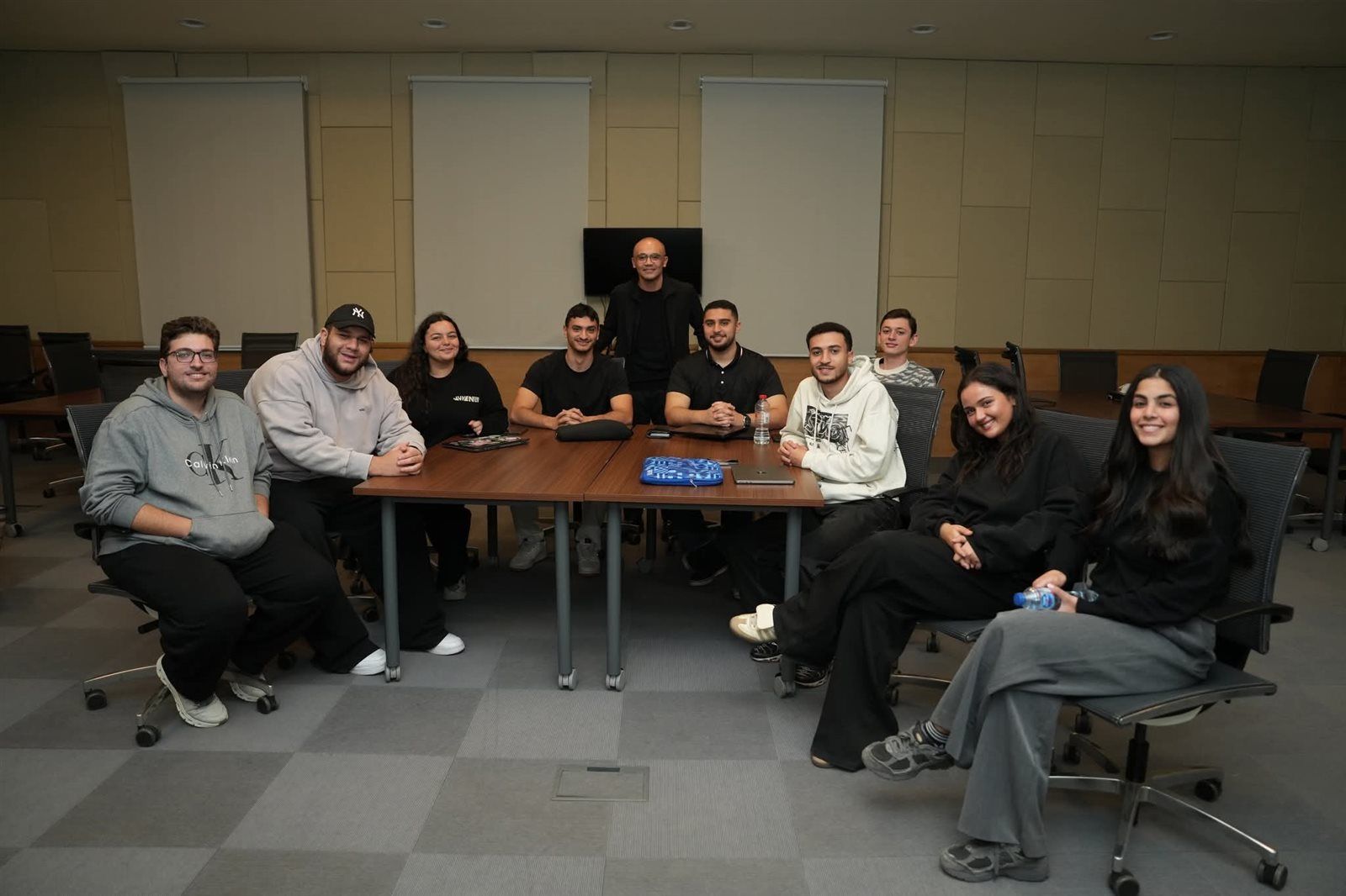 النائب أحمد حسام عوض يقود إطلاق تحدي التعلم الدولي «COIL» لتعزيز التسويق الرياضي بين الجامعة الأمريكية وجامعة مانشستر - الخليج الان