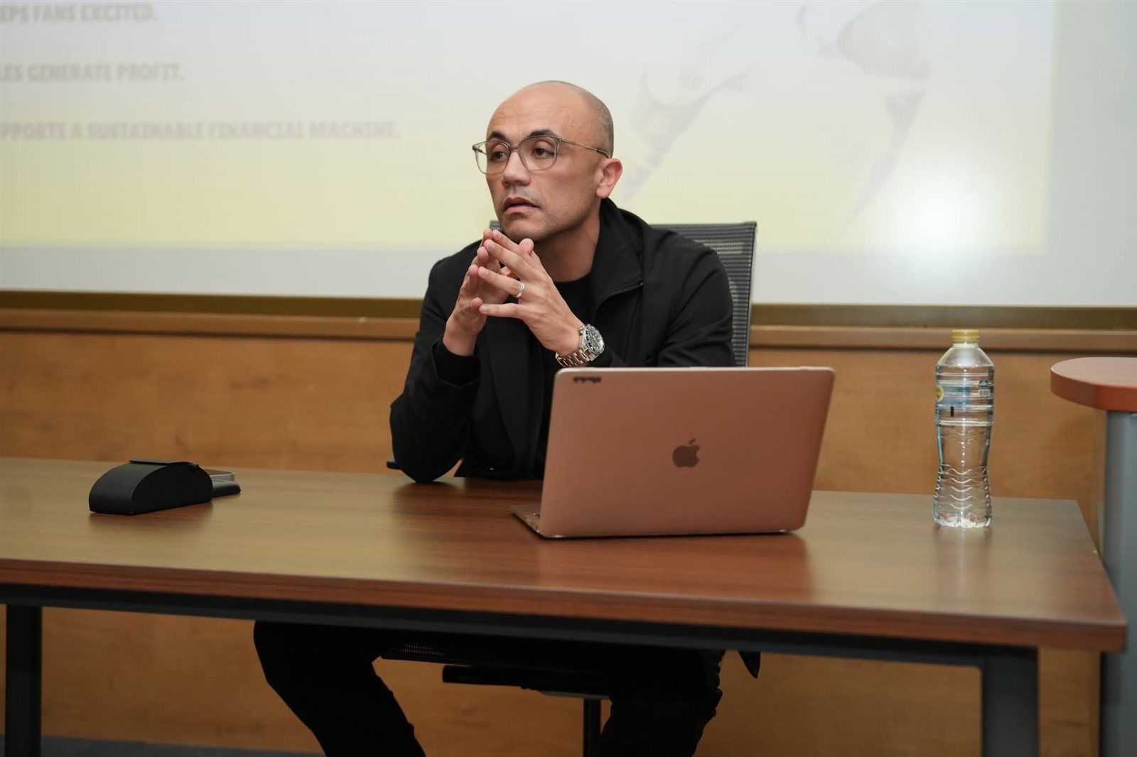 النائب أحمد حسام عوض يقود إطلاق تحدي التعلم الدولي «COIL» لتعزيز التسويق الرياضي بين الجامعة الأمريكية وجامعة مانشستر - الخليج الان