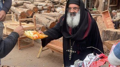 فيها حاجة حلوة .. تلاحم بين الأقباط والمسلمين في تعليق زينة رمضان أمام كنيسة بالقنايات - الخليج الان