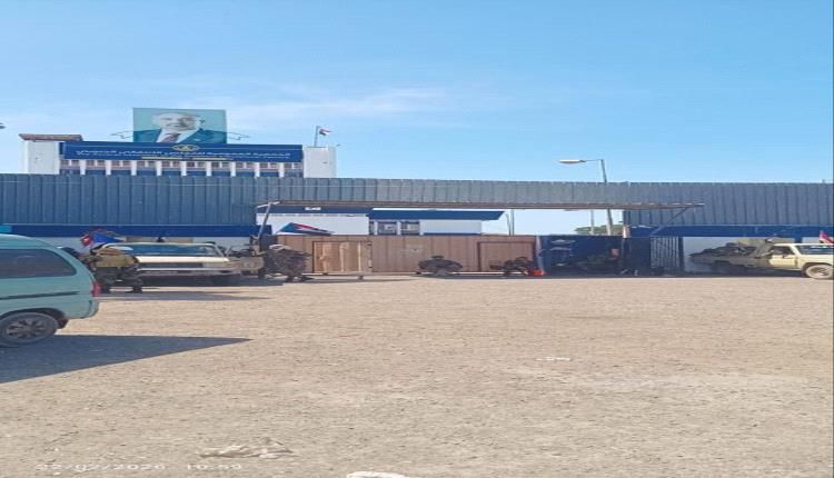 قوة أمنية تغلق مقر الجمعية الوطنية التابعة للمجلس الانتقالي الجنوبي وتمنع الموظفين من الدخول