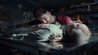 مسلسل سوا سوا الحلقة 6.. وفاة جد أحمد مالك ودخوله في حالة انهيار - الخليج الان