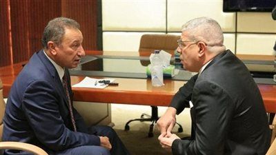 وصول الخطيب وشوبير لـ مسجد مصطفي محمود لأداء صلاة الجنازة على نجم الترسانة الأسبق (فيديو) - الخليج الان