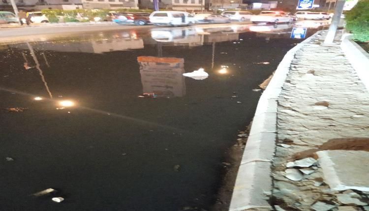 عدن تواجه "حرب استنزاف" خدمية.. طفح مجاري مفاجئ يغرق شوارع الشيخ عثمان والمنصورة