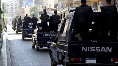 استعراض خطير على الطريق.. القبض على سائق ملاكي بلا لوحات يهدد حياة المواطنين - الخليج الان