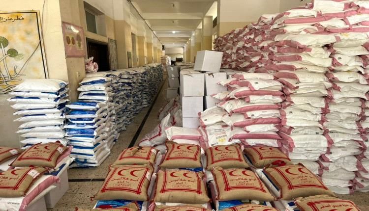 توزيع السلل الغذائية للعاملين في القطاع التربوي في مديرية صيرة بعدن