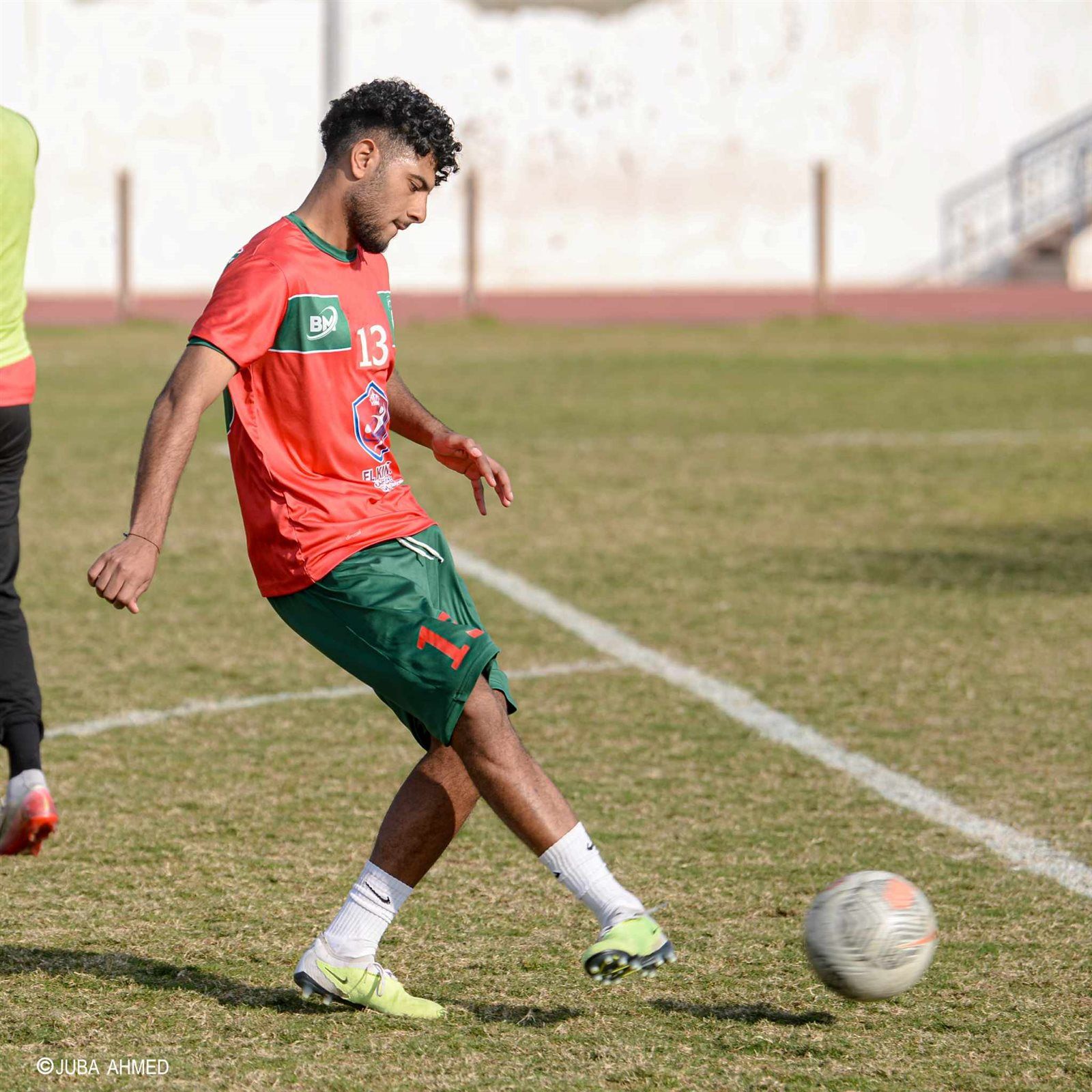 حسن شريف دونجا لاعب الحرية المطروحي : أعمل في بنزينة لتوفير مصاريف أسرتي وطموحي مع كرة القدم بلا حدود - الخليج الان