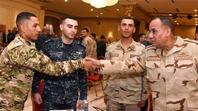وزير الدفاع يلتقى مقاتلى القوات البحرية والمنطقة الشمالية العسكرية ويشاركهم تناول وجبة الإفطار - الخليج الان