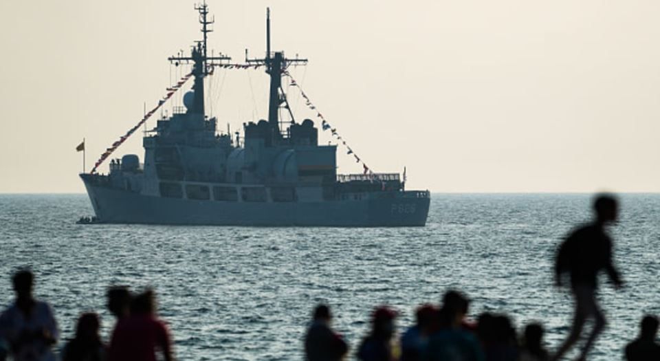 «نداء استغاثة من البحر».. غرق فرقاطة إيرانية وسريلانكا تتدخل لإنقاذ 30 شخصا - الخليج الان
