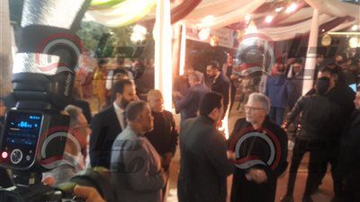 أكمل قرطام يصافح أعضاء الجمعية العمومية قبل انطلاق انتخابات رئاسة حزب المحافظين - الخليج الان