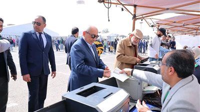 نقيب المهندسين يدلي بصوته في انتخابات النقابة.. ويدعو المهندسين للمشاركة - الخليج الان