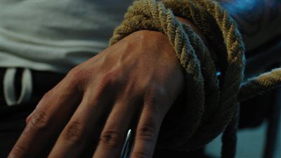 القبض على سيدة و4 آخرين لإجبار طليقها على توقيع إيصالات أمانة - الخليج الان