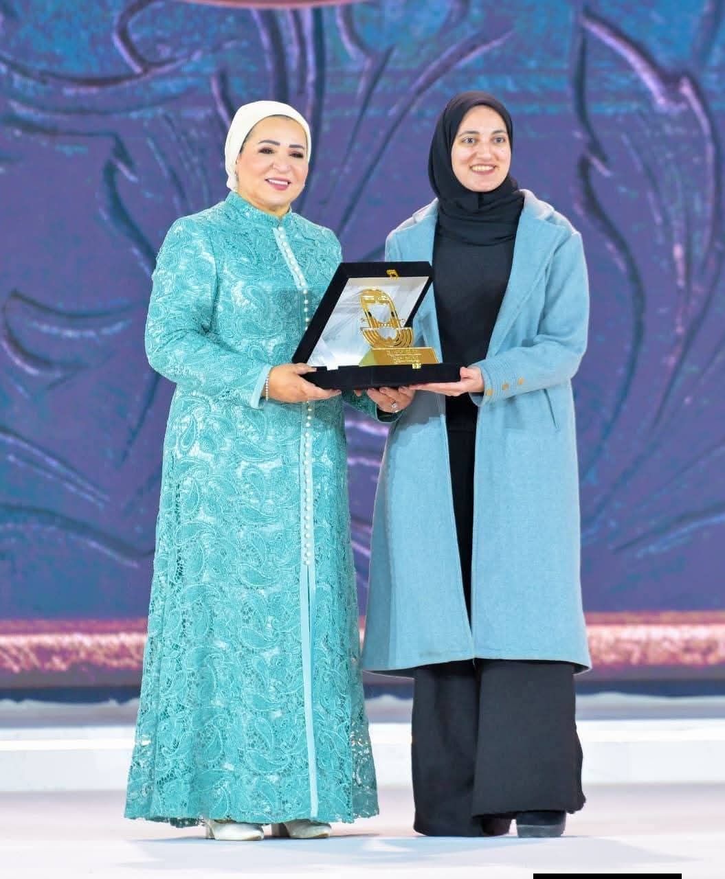 تكريم آيات إبراهيم من السيدة انتصار السيسي في اليوم العالمي للمرأة - الخليج الان