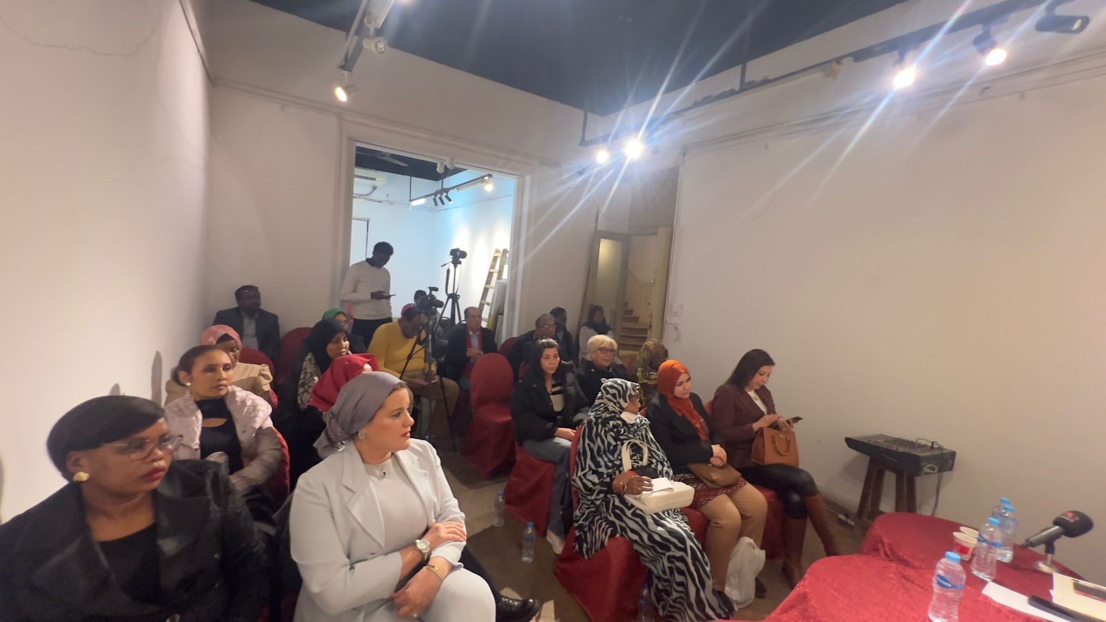 كاتبات وباحثات يناقشن في أتيليه القاهرة دور المرأة في نشر ثقافة السلام - الخليج الان