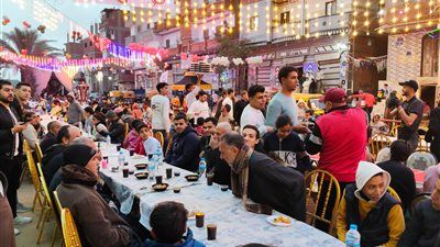 على خُطي المطرية .. أهالي قرية الغابة بالشرقية يجهزون أطول مائدة إفطار جماعية - الخليج الان