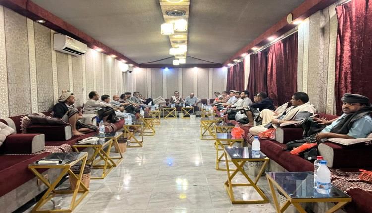 أبناء شبوة في عدن يؤكدون تضامنهم مع الشيخ لحمر ويستنكرون توجيهات اعتقاله